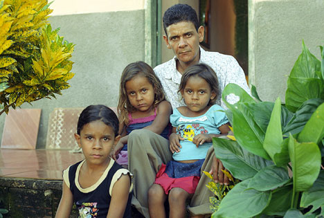 Eduardo, a sugar cane cutter, with his three daughters 