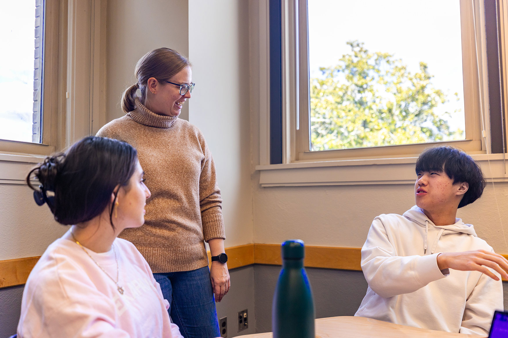 Sandra Valnes Quammen talking with students in her Intermediate French Language and Culture class.