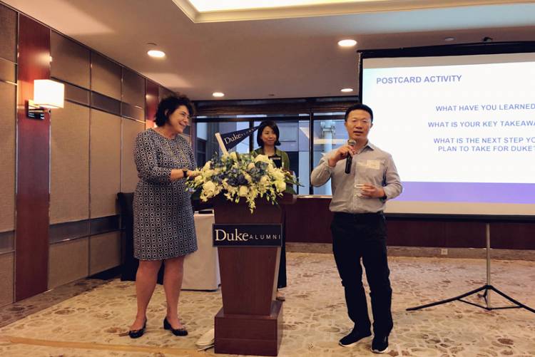 Joe Wu received his award at the Duke Alumni Leadership Meeting in Shanghai