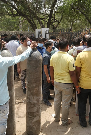 Long lines outside of filling stations in Faridabad prior to the implementation of the oxygen management system.
