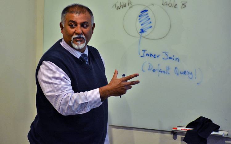 Srini Iyengar, senior technology partner for L&OD, teaches a class on Microsoft Excel. Photo by Jonathan Black.