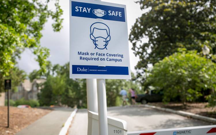 Using data analyzed by the group of faculty members, Duke leadership decided to reinstitute a mask mandate on campus in August. Photo by University Communications.