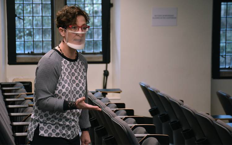 April Henry, lecturing fellow of German Studies, wears a transparent mask while teaching her German 101 course. Photo by Jonathan Black.