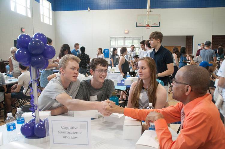 Cognitive Neuroscience and the Law students talk with Dean Milton Blackmon during a welcome lunch in fall 2017. The cluster is an example of how FOCUS clusters traditionally incorporate interdisciplinary study. Photo by Susie Post-Rust.