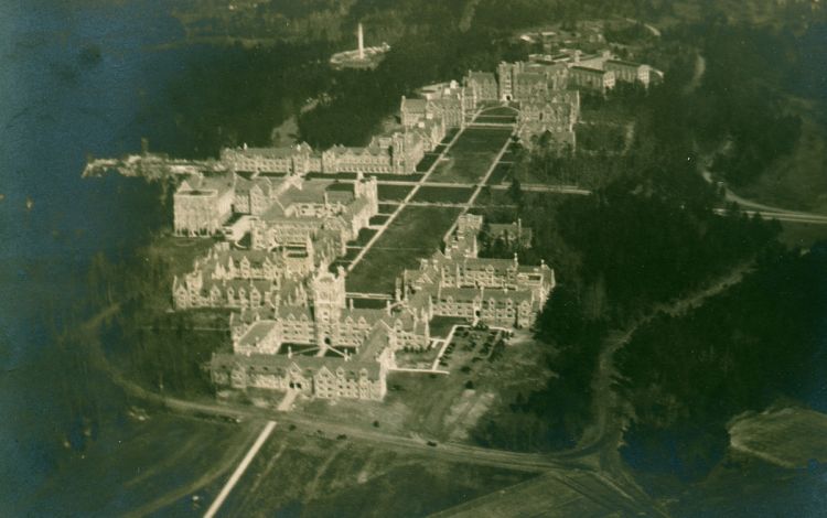 The faculty houses on Campus Drive were constructed as West Campus began to come together, seen in this 1930 aerial. Photo courtesy of Duke University Archives.