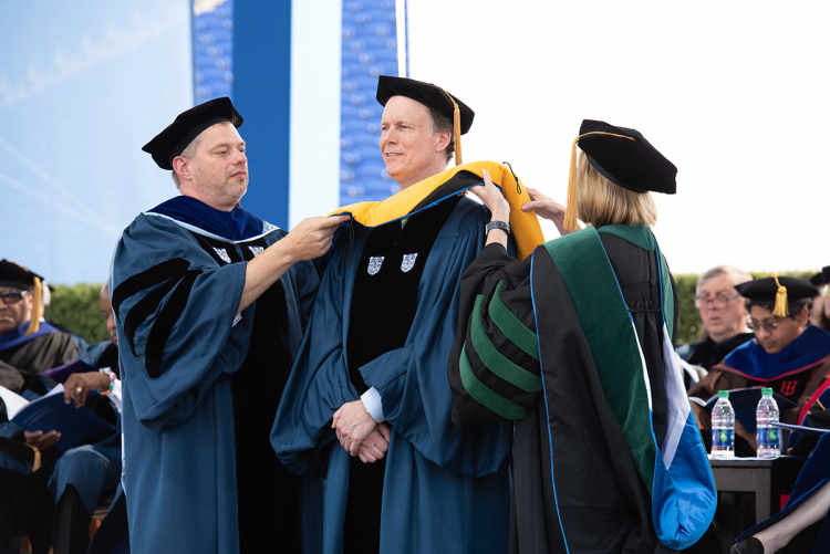 William Kaelin receives a Duke honorary degree at the 2018 commencement.