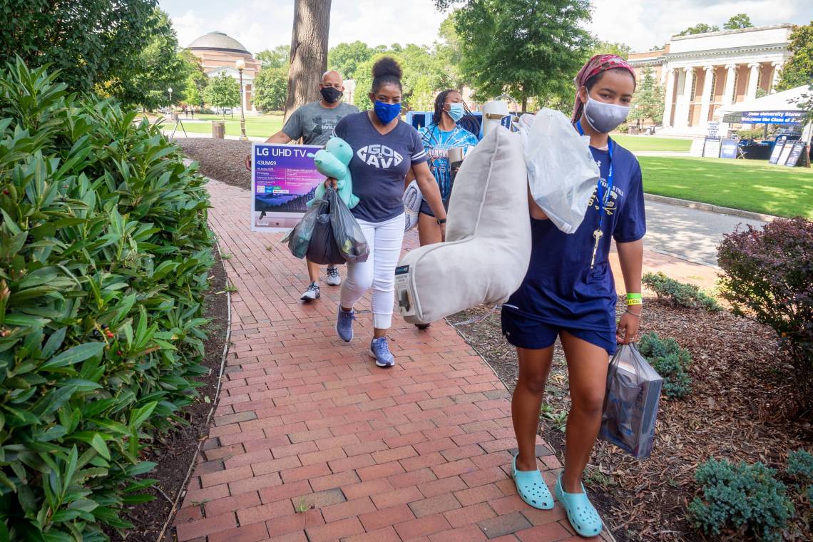 The Hayes family helps move in their daughter, Maiya, to Giles residence hall on first day of move-in for the class of 2024