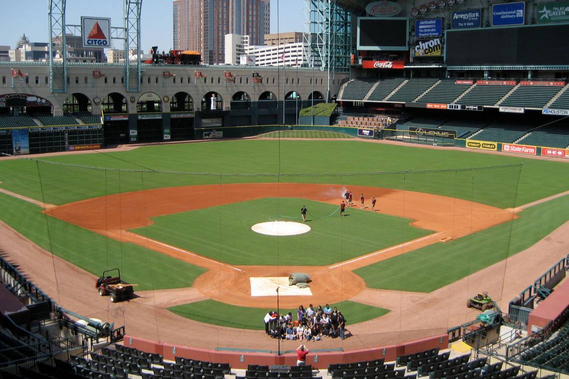 VIDEO: Astros Appear to Steal Signs During 2017 World Series