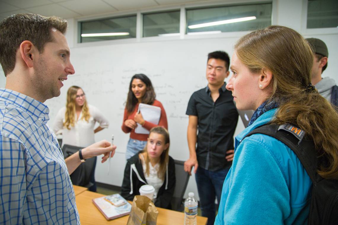 Aaron Dinin works with students on how to build global audiences.