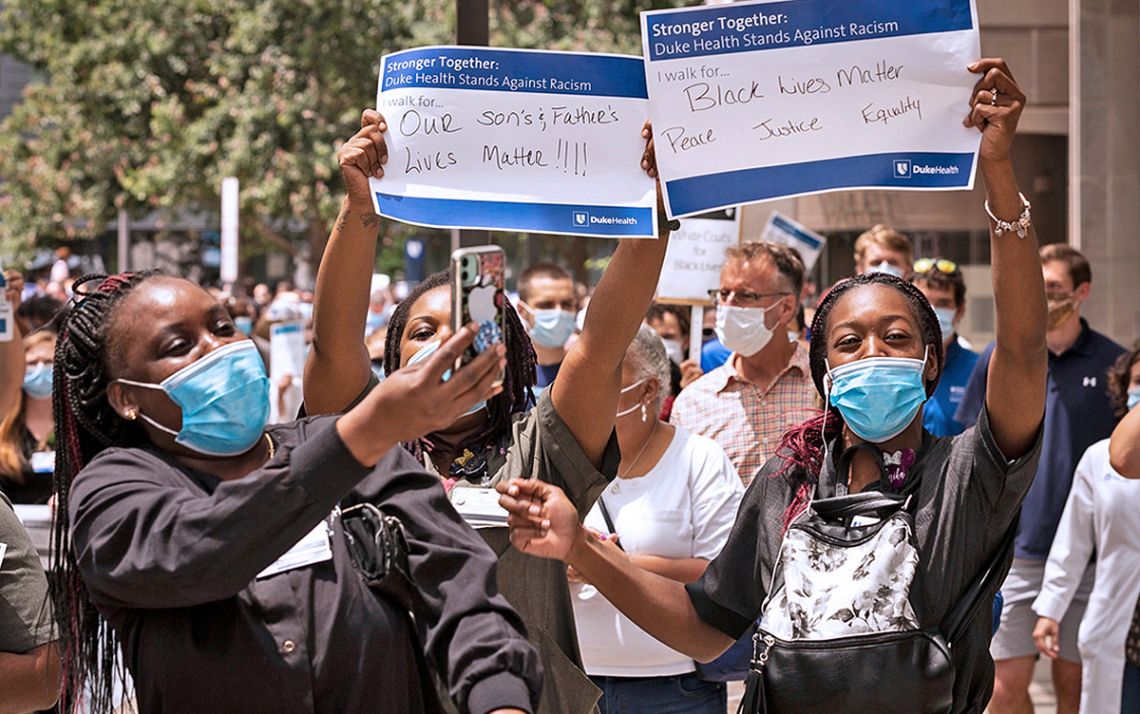 People marching for solidarity.