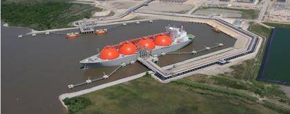 An LNG tanker at the Cheniere Energy Sabine Pass terminal in Louisiana, the first US terminal permitted to export natural gas. (Image: Moffatt & Nichol)