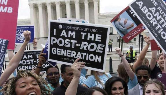 demonstrators for and against abortion in front of the Supreme Court