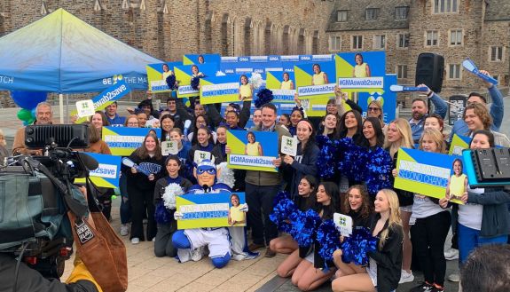 Duke students cheer as Good Morning America goes live on Bryan Center Plaza. 