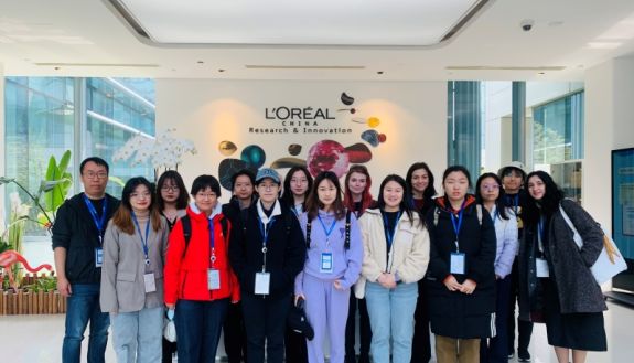 Students visit L’Oréal for a materials science mini-term course on fragrances