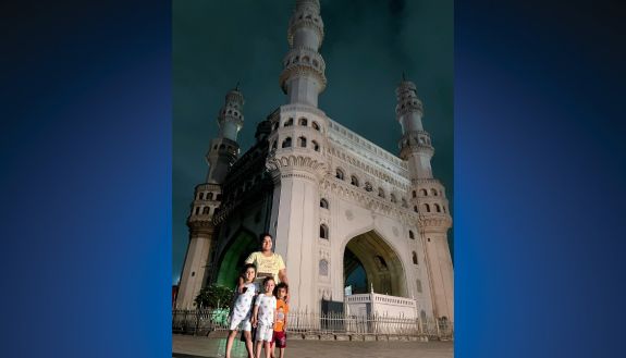 People in front of the Charminar