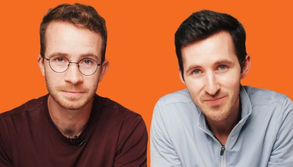 Portrait of two men on orange background: Kaspar Kubica and David Spratte, founders of Carpe