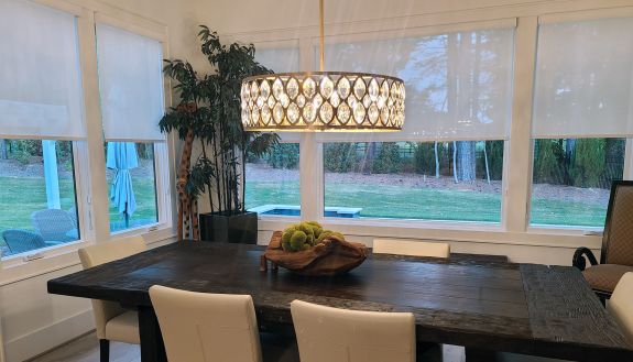 A dining rooms with blinds
