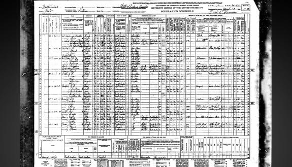 A page from the 1940 U.S. Census, where Lesley Looper's father, T.L. Looper is listed as a 9-year old boy. Image courtesy of Lesley Looper.