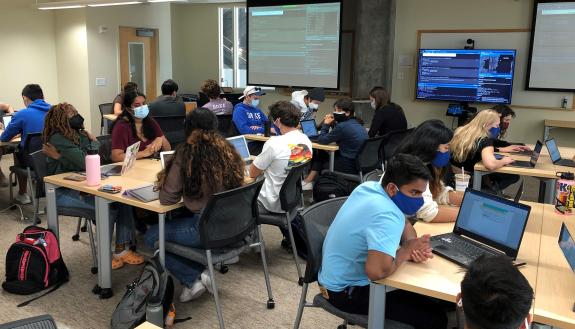Students in Professor Steve Nowicki’s biology class in fall 2021 work on an experiment. A Zoom cart is visible between the two larger screens. Photo courtesy Steve Nowicki.