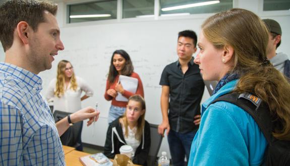 Aaron Dinin works with students on how to build global audiences.