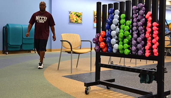 Duke employee Nathan Russell, a cardiac arrest survivor, works out at the Duke Cardiopulmonary Rehabilitation clinic three mornings a week. Photo by April Dudash 