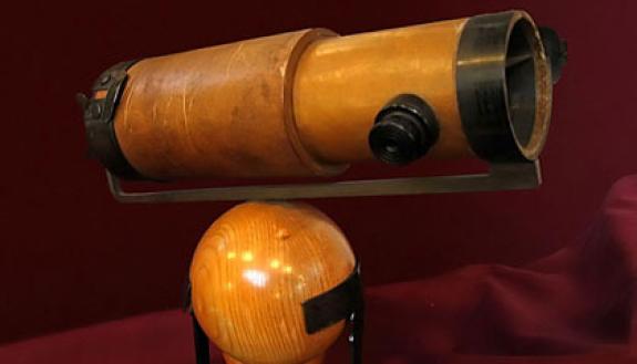 A Newtonian reflecting telescope, one of his many inventions that changed our understanding of the world. Photo: Andrew Dunn/Wikimedia Commons