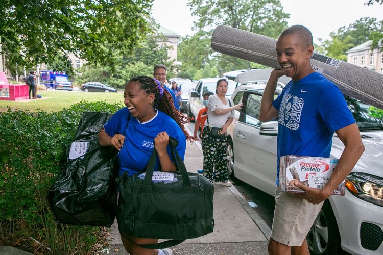 Gary Bennett, vice provost for undergraduate education, assists with a student’s move-in. 