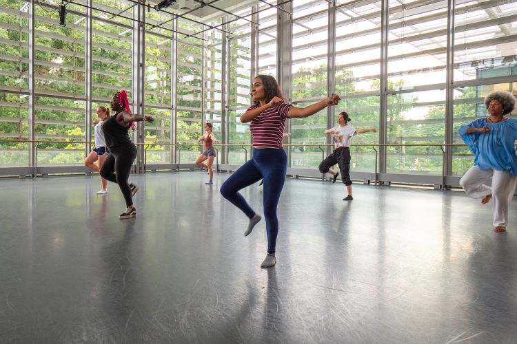 As part of Experiential O-Week for the incoming class of 2026, students attend a dance class in the Ruby. (Bill Snead/University Communications)