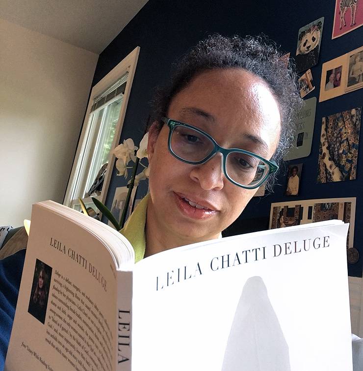 Tsitsi Ella Jaji lee Diluvio, un libro de poesía.  Foto cortesía de Tsitsi Ella Gaje. 