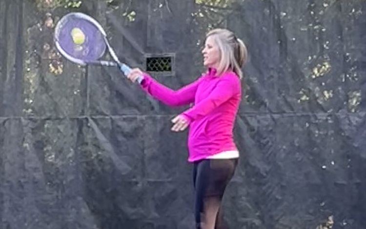 Lauren Johns playing tennis