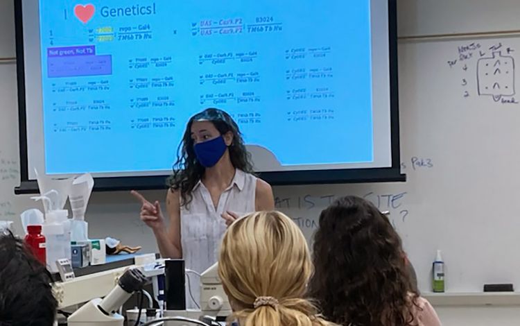 Emily Ozdowski teaching during the pandemic. Photo courtesy of Nina Sherwood.