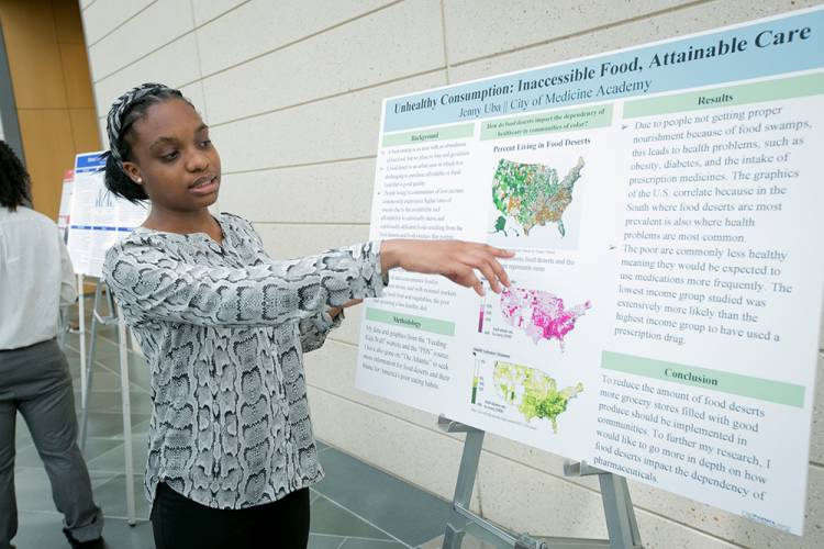 Student discusses her summer research at the capstone event