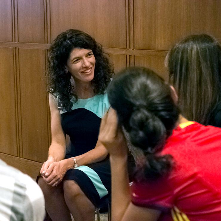 Maria Wisdom, left, speaks with Duke graduate students during a coaching session before the pandemic. Photo courtesy of Maria Wisdom. 