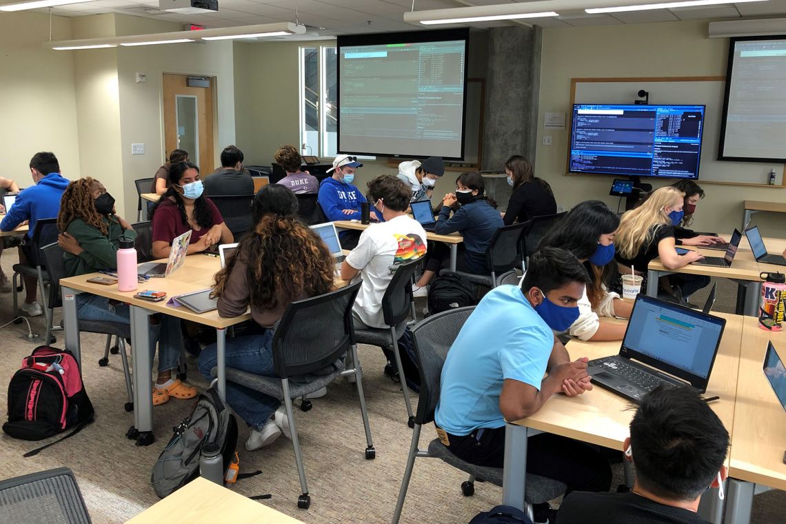 Students in Professor Steve Nowicki’s biology class in fall 2021 work on an experiment. A Zoom cart is visible between the two larger screens. Photo courtesy Steve Nowicki.