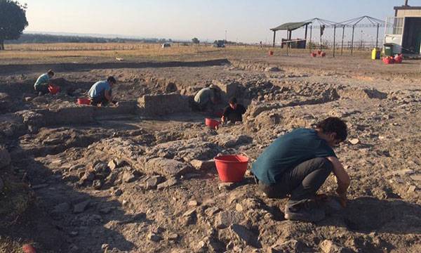 Duke students and scholars digging in Vulci, Italy