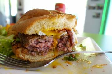 A juicy beef burger, or is it? (Guilhem Vellut via Wikimedia Commons)