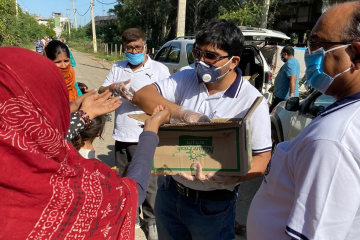 Anil Bhardwaj hands out food packets to local residents during India’s lockdown in 2020. His local self-help group prepared and distributed nearly 700 food packets during the lockdown.