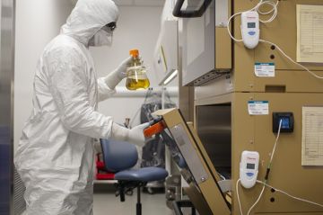 lab worker doing vaccine research