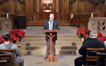 Artie Hendricks speaks at Duke University Chapel during the 2019 Staff Memorial Service. 