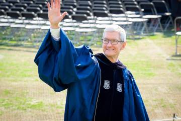 Fuqua alumnus and Apple CEO Tim Cook waves to students as he enters Wallace Wade Stadium. Photo by Bill Snead