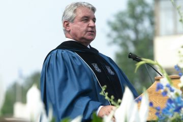 As chair of the Board of Trustees, Peter Nicholas speaks at the 2004 commencement ceremony.